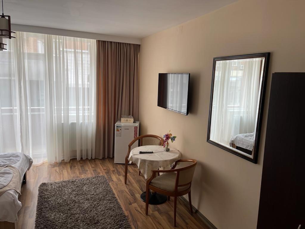 คาซ่า อเล็กซ์ Hotel ทาร์กู จิอู ภายนอก รูปภาพ