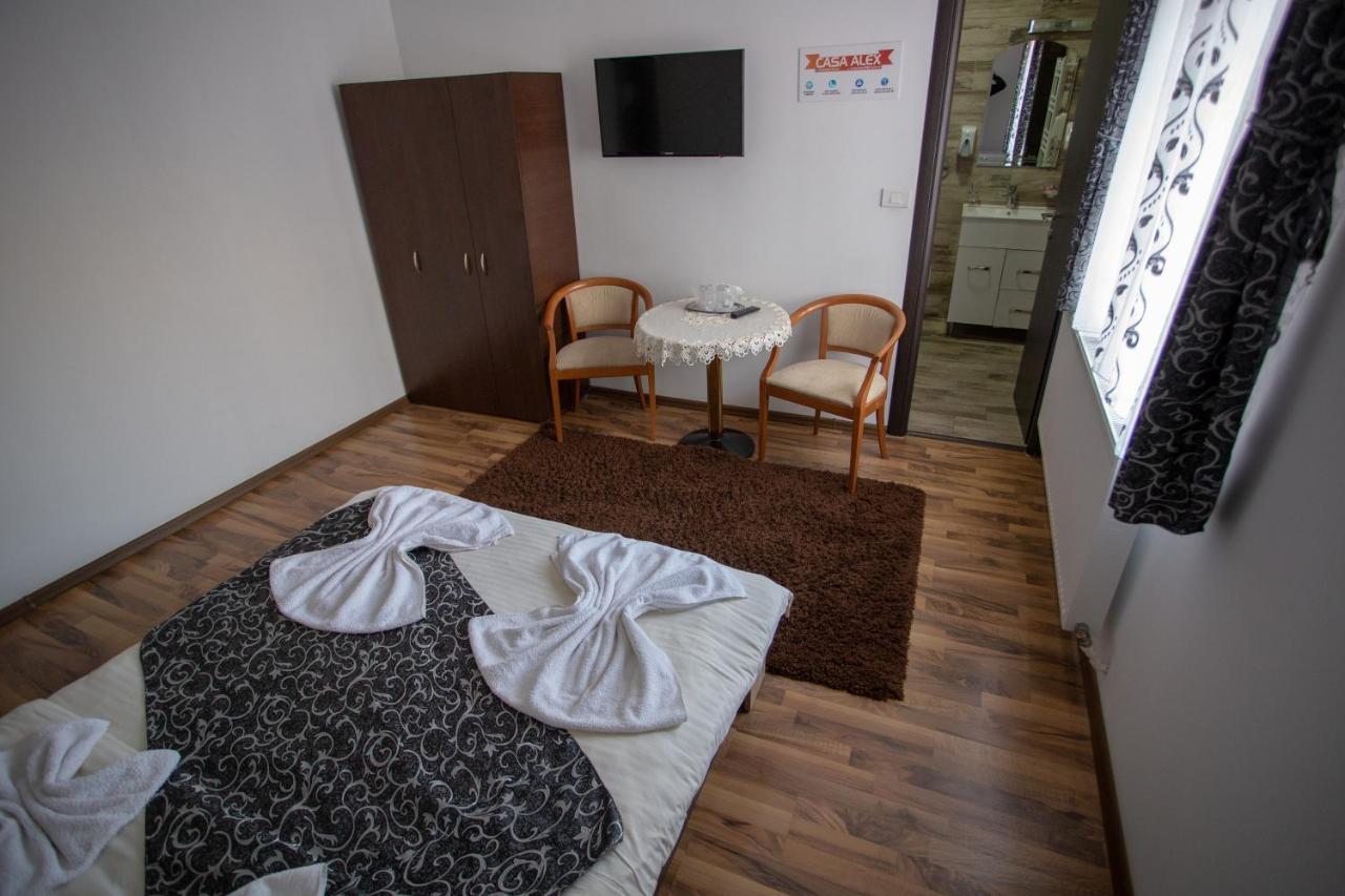 คาซ่า อเล็กซ์ Hotel ทาร์กู จิอู ภายนอก รูปภาพ