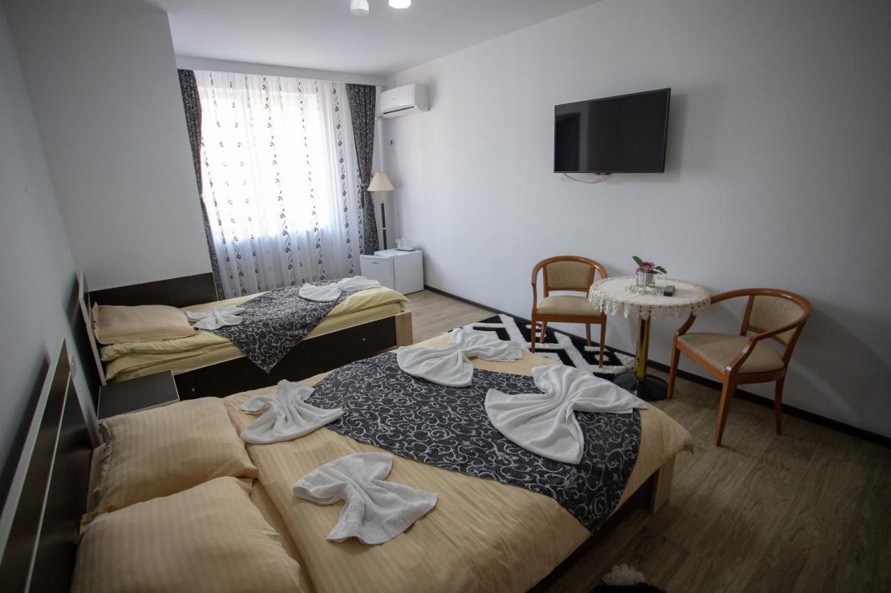 คาซ่า อเล็กซ์ Hotel ทาร์กู จิอู ภายนอก รูปภาพ