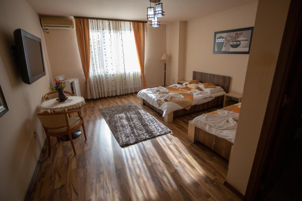 คาซ่า อเล็กซ์ Hotel ทาร์กู จิอู ภายนอก รูปภาพ